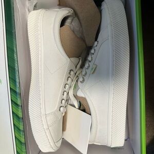 Cariuma white canvas